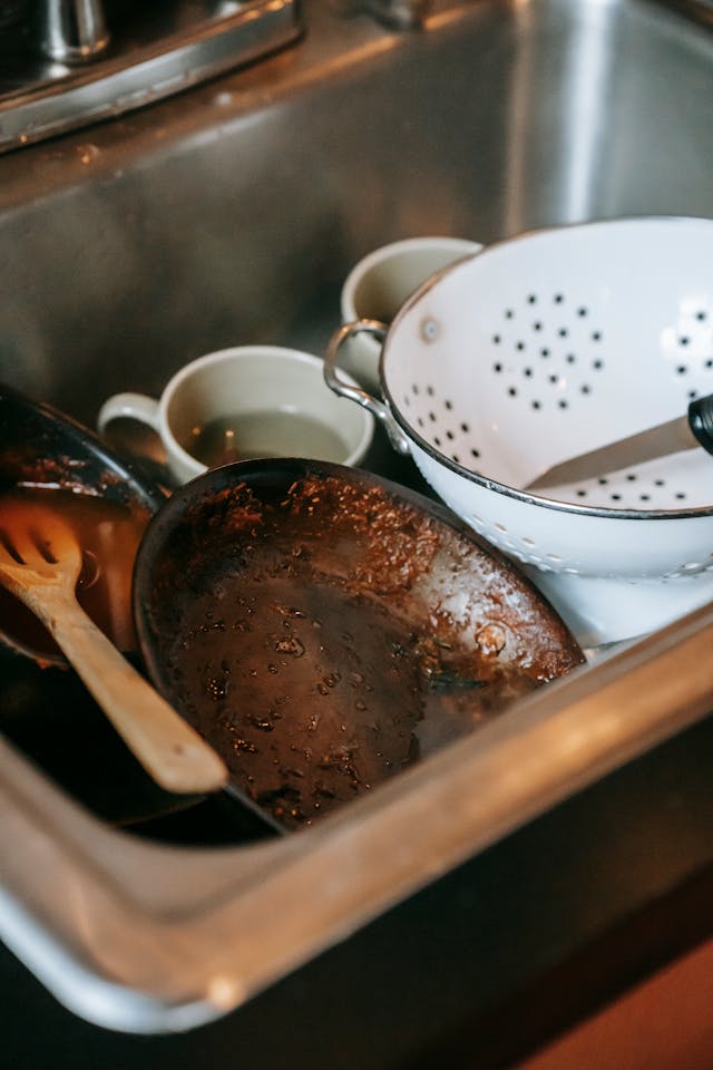 washing dirty dishes dream meaning